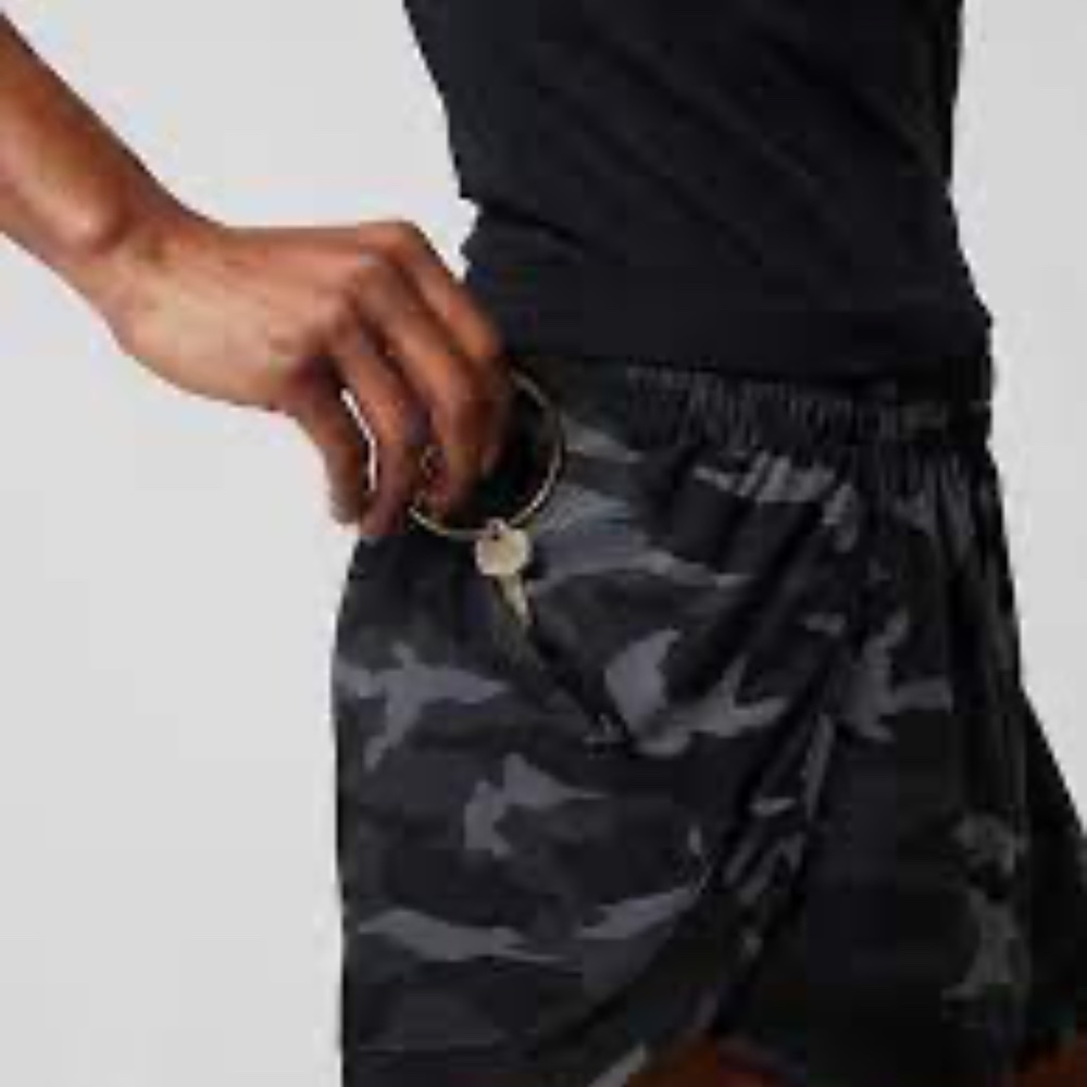 ATHLETA MESH RACER RUN SHORT 4" SIZE M NWOT - Picture 2 of 3